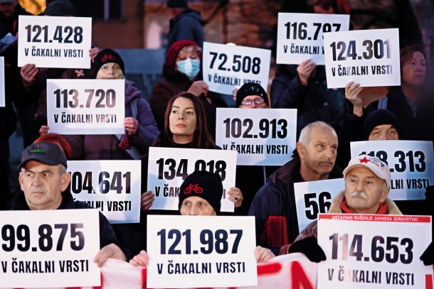 Simbolične številke čakajočih na osebnega zdravnika na protestu pacientov v Ljubljani. 10. januar 