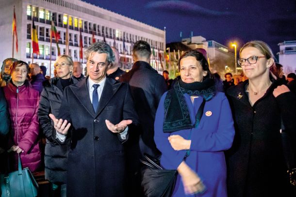 Predsednik vlade Robert Golob se je pridružil protestu pacientov na Trgu republike. 10. januar 