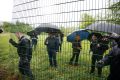 Ministra Poklukar in Šarec pri odstranjevanju ograje na meji pri Osilnici   
