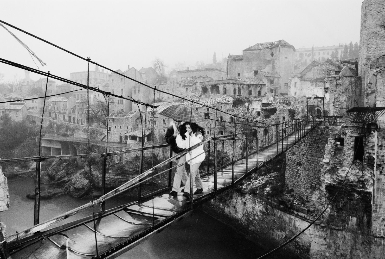 Bosna in Hercegovina, 1994 (iz ciklusa Nenadoma se je stemnilo). Fotografijo si lahko ogledamo na razstavi v ljubljanski Mestni galeriji, kjer je Meta Krese zbrala svoje osebne fotografske pripovedi iz življenja migrantov.