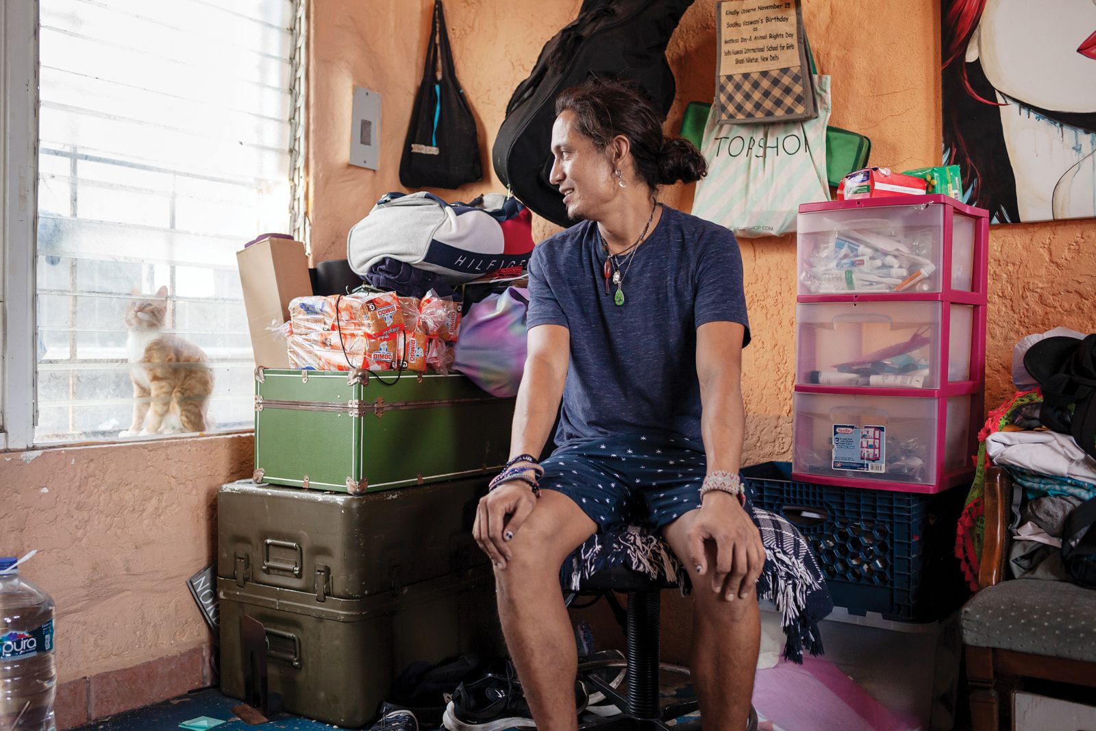 Fotografija iz cikla Casa de Luz: nastala je leta 2022 v tijuanskem zatočišču, na meji med Mehiko in ZDA, kamor se zatekajo najbolj ogroženi in ranljivi migranti. Fotografija je na ogled na razstavi v ljubljanski Mestni galeriji.