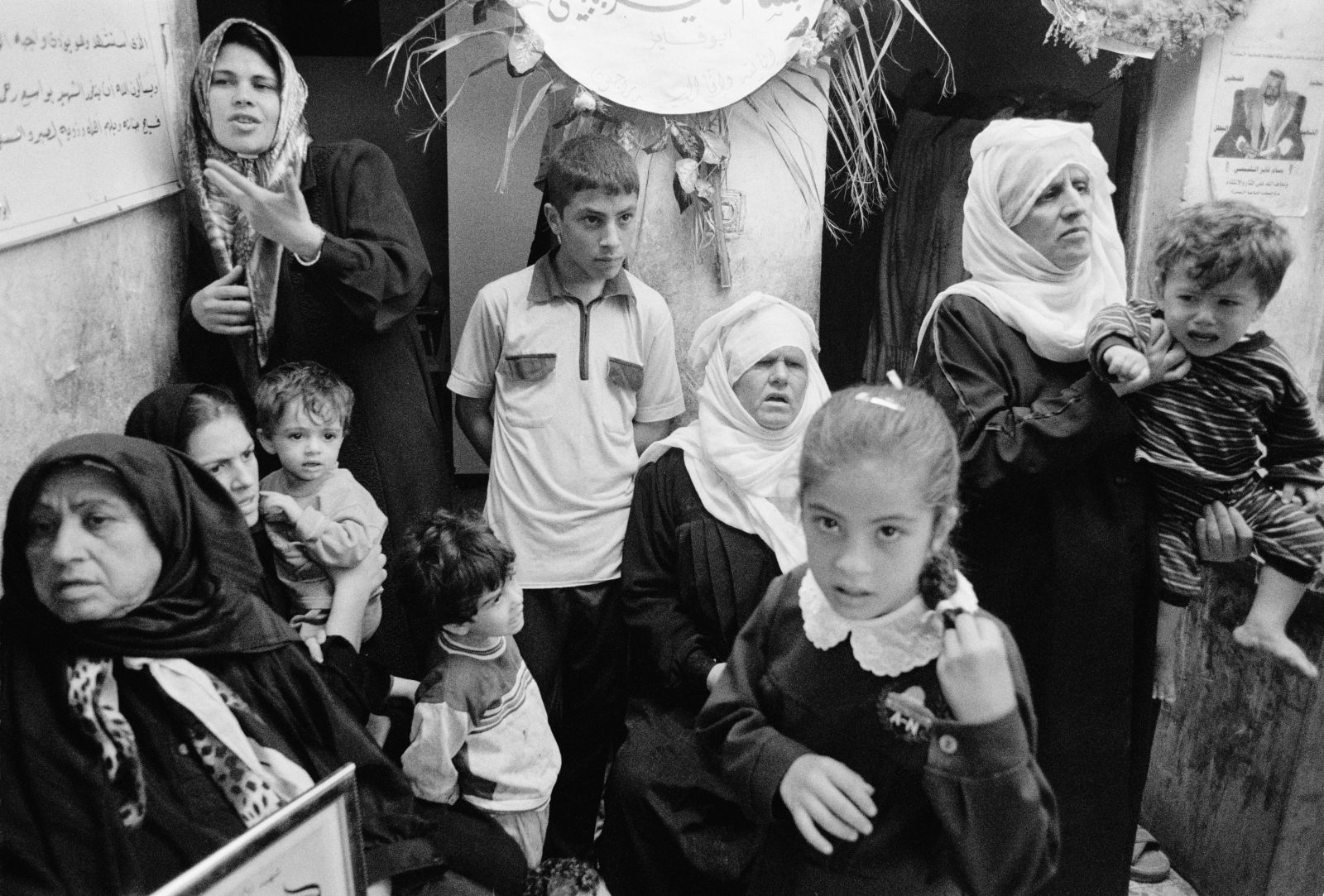 Palestina, 2001 (iz ciklusa Nenadoma se je stemnilo). Fotografija je na ogled na razstavi v ljubljanski Mestni galeriji.