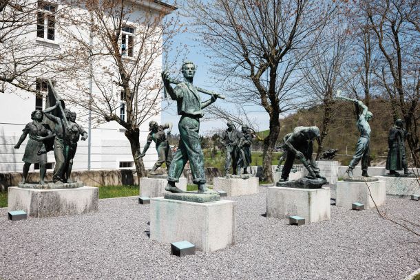 Za časa prejšnje vlade Janeza Janše so odstranjevali spomenike iz protokolarnega posestva na Brdu in jih premestili pred vojaški muzej v Pivki. (na fotografiji pokopališče kipov v Pivki)