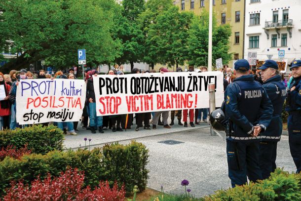 Protest pred sodiščem 8. maja letos je bil zaman. Osumljenih 5 je odkorakalo na prostost. 