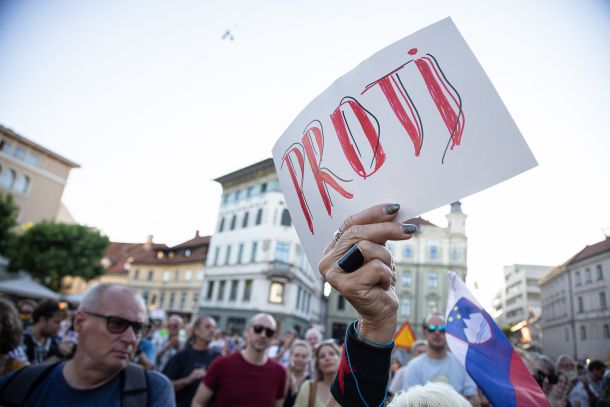 Utrinek s petkovega protivladnega protesta, na katerem so protestnice in protestniki ozaveščali tudi o pasteh vladne novele zakona o vodah