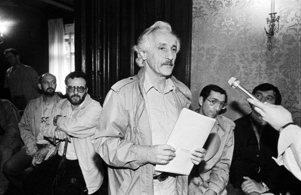 Veno Taufer na prvem protestnem večeru junija 1988, na katerem so udeleženci z branjem svojih del protestirali zaradi procesa proti četverici.