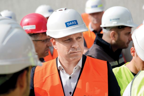 Valentin Hajdinjak, politik NSi, je kot šef uprave Darsa lani zaslužil 173 tisoč evrov bruto. Ker je bila inflacija, bo po novem dobil 18 tisoč evrov več. 