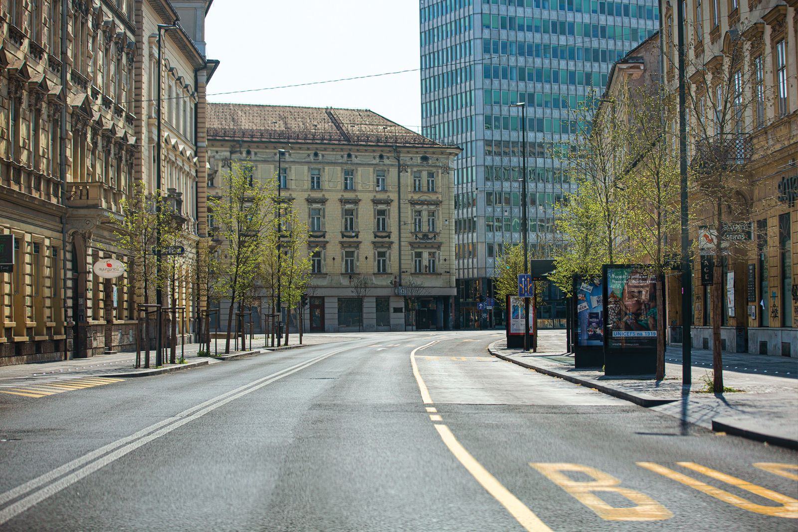 Fotografija prazne Gosposvetske ceste v Ljubljani z naslovom Sobota, 4. april 2020 je del serije Prehajanje. Opazite zeleno luč na semaforju, ki spodbuja k premikanju – v času, ko je vse obnemelo?