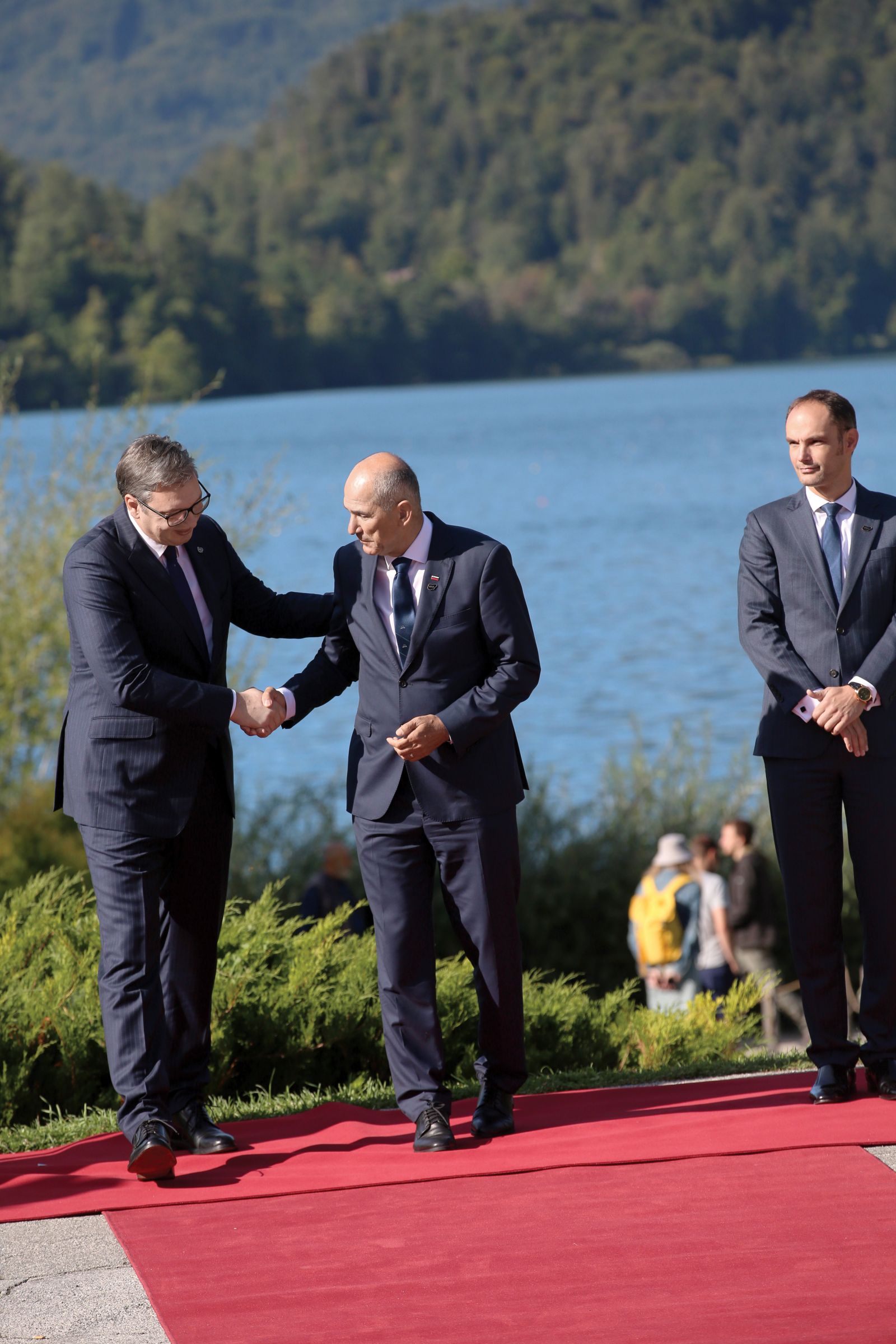 Eno od številnih prisrčnih srečanj Janeza Janše s srbskim populistom Aleksandrom Vučićem na Bledu septembra 2021. Skupna akcija se je lahko začela. 