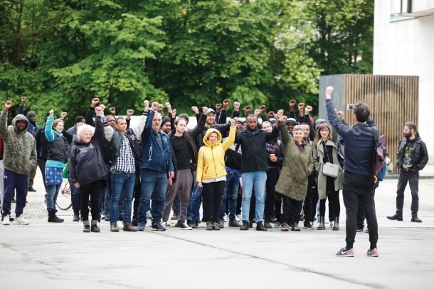 Shod za preprečitev deportacije Burundijca Ghislaina Murinzija in Maročana Jusefa Elalauija na Hrvaško, na katerem so se aktivisti nanju priklenili. 19. maj, Ljubljana. 