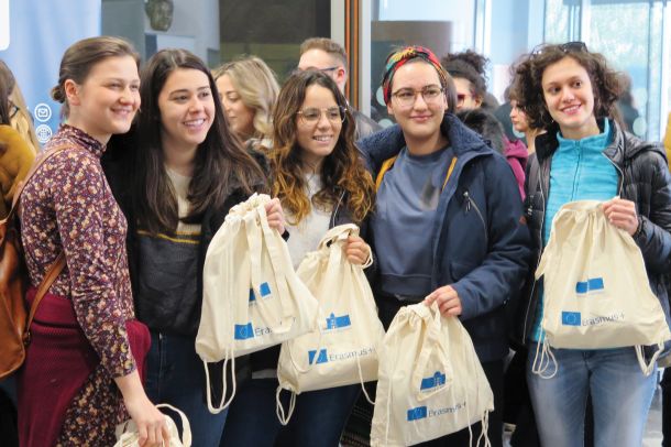 Informativni sestanek za Erasmus študente iz tujine, ki bodo študirali na Univerzi v Mariboru. (fotografija je bila posneta februarja 2020)