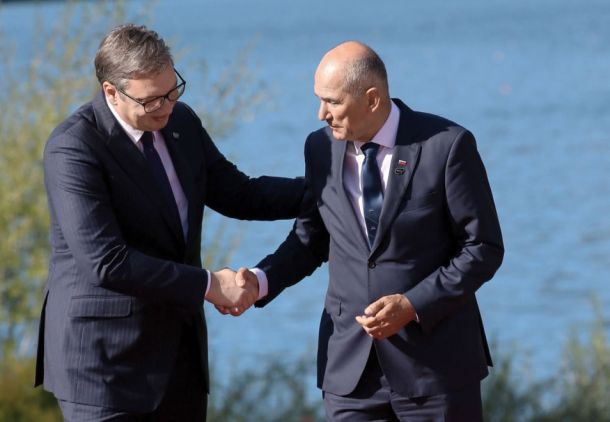 Eno od številnih prisrčnih srečanj Janeza Janše s srbskimpopulistom Aleksandrom Vučićem na Bledu septembra2021. Skupna akcija se je lahko začela. 