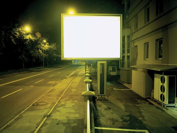 Najstarejša fotografija na razstavi, Samova ulica, Ljubljana, 7. avgust 2005, je bila s svojo bleščečo praznino oglasnega prostora povod za nastanek serije Praznine (2005-2008).