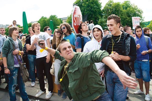 Leta 2010 so se študentske demonstracije sprevrgle v razbijanje. Kasneje se je izkazalo, da so bili študentje izrabljeni, za nasiljem se je skrival političen interes 