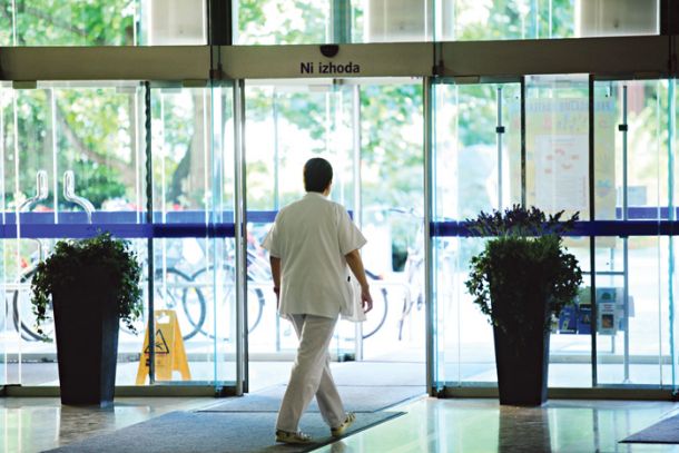 »Če so to javne službe, bi morale biti namenjene javnosti«