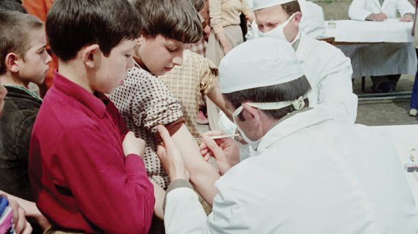 Srbski film Še ena pomlad pokaže, da je bila organiziranost ob izbruhu epidemije črnih koz v Jugoslaviji leta 1972 perfektna, obvezno cepljenje pa skupno dobro.