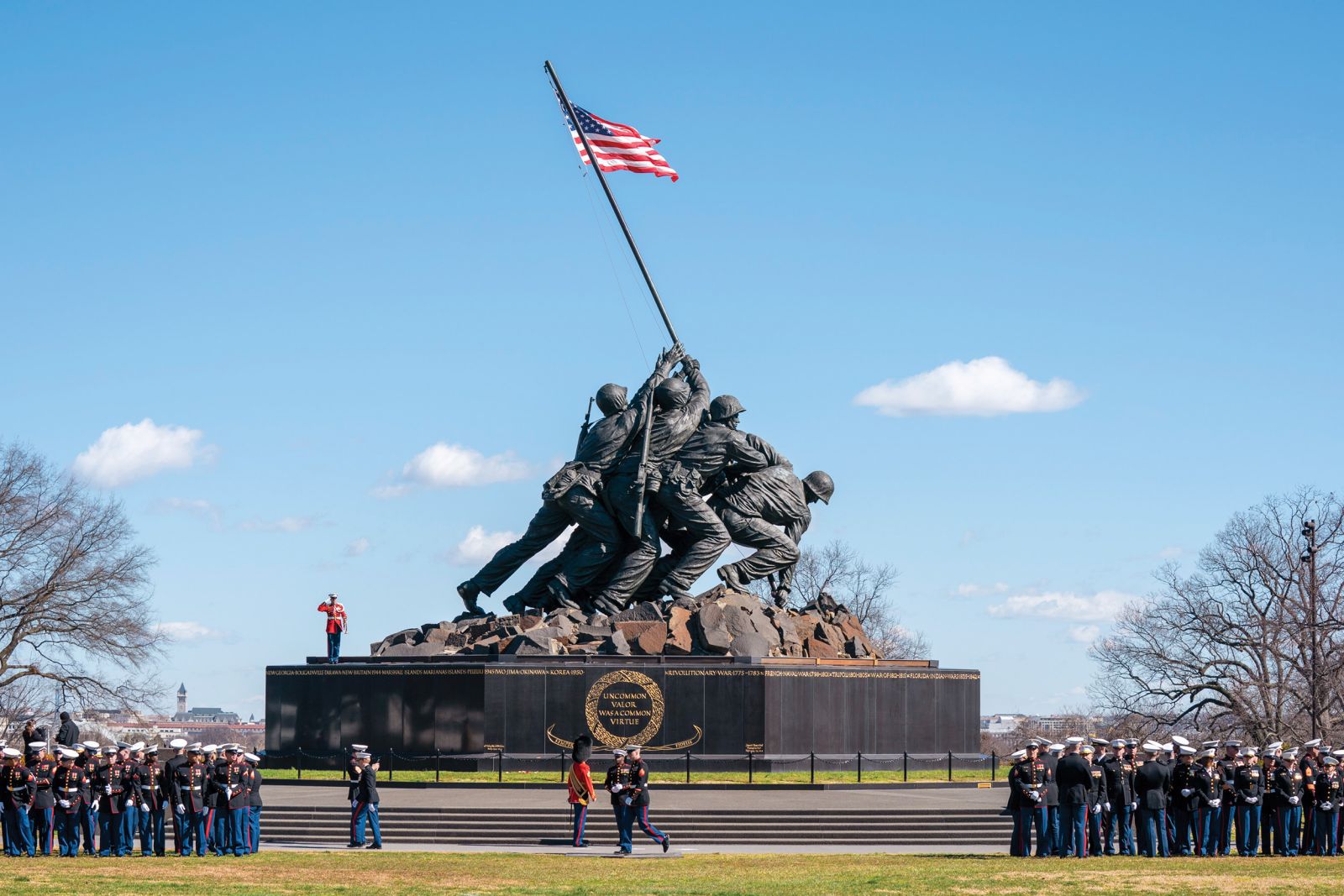 Spomenik marincem v Arlingtonu naj bi prikazoval trenutek, ko so ameriški vojaki med bitko za Iwo Jimo dvignili zastavo na japonski gori Suribači. Američani to dejanje razumejo kot osvoboditev, ne pa kot nadvlado.