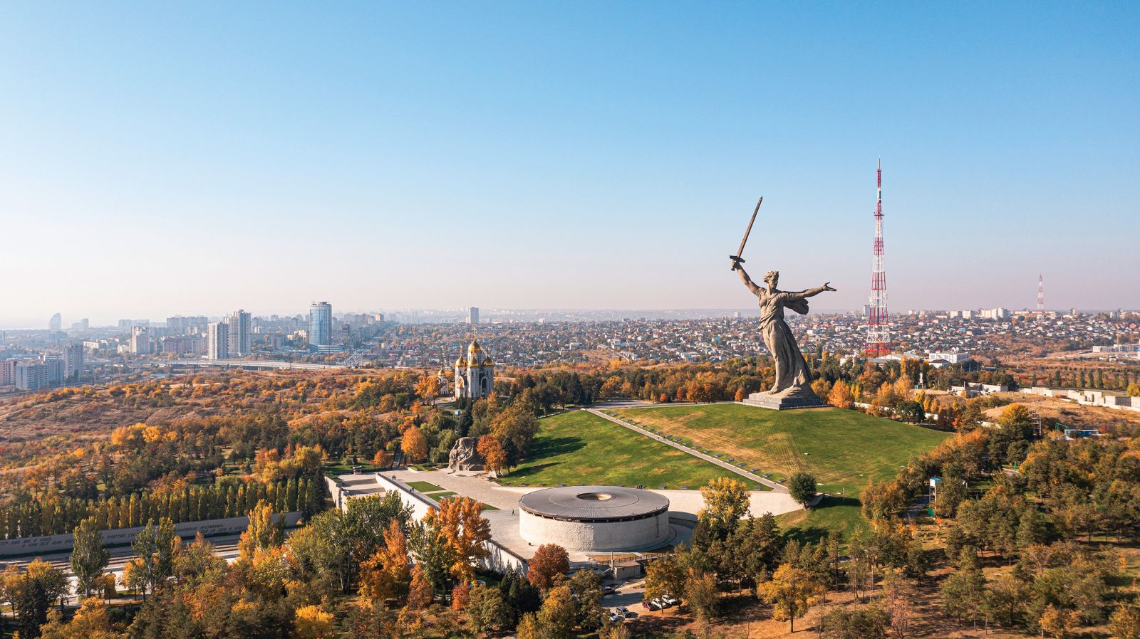 Junaški spomenik Mati domovina kliče, dolga leta je bil najvišji spomenik na svetu, je posvečen branilcem mesta, ki se je nekoč imenovalo Stalingrad, danes Volgograd. Govori o moči, o veličini ruske države, a tudi o slavi, ki ji je vedno usojeno, da jo bo pogoltnil pesek časa