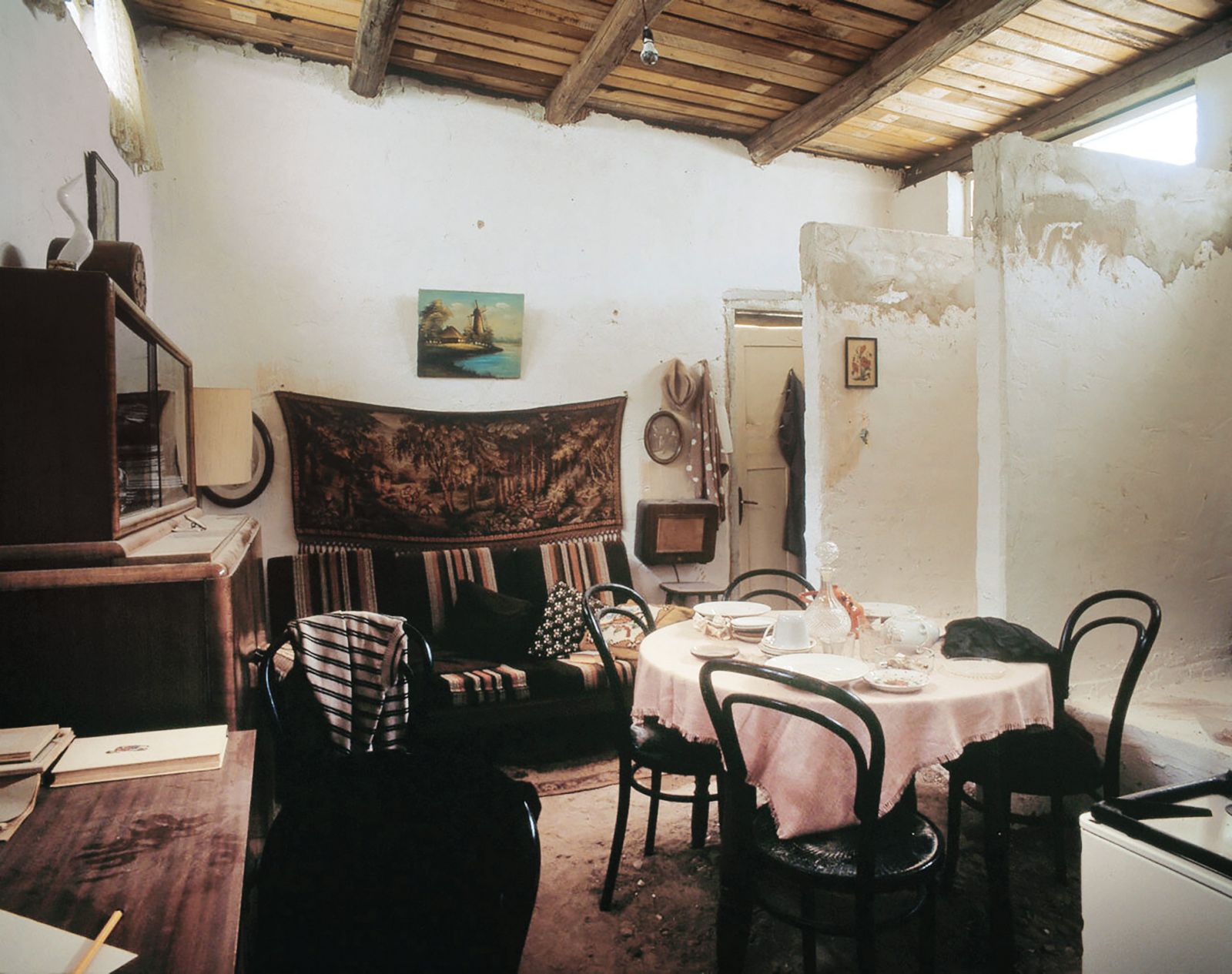 Eden od vrhuncev prepletanja javnega in intimnega je nedvomno kapitalno delo Stranišče, ki oponaša sovjetska javna stranišča, a z zasukom – združena so z najzasebnejšimi prostori, žensko stranišče s spalnico, moško z dnevno sobo.