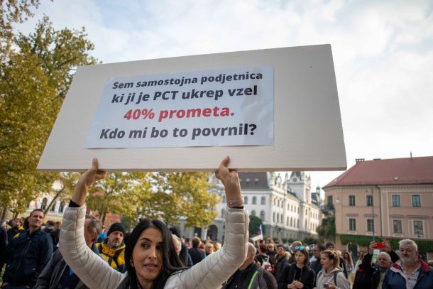 V času vladnih ukrepov za zajezitev epidemije so tudi v Sloveniji potekali številni protesti 