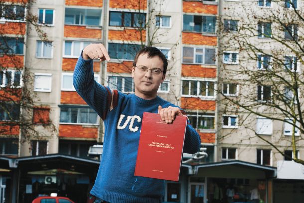 Urad za preprečevanje pranja denarja je 30 let deloval v skladu z mednarodnimi standardi, potem pa je vlada Janeza Janše na čelo urada imenovala Damjana Žuglja. (na fotografiji z doktoratom iz Kragujevca, ker so ga na ljubljanski ekonomski fakulteti zavrnili)