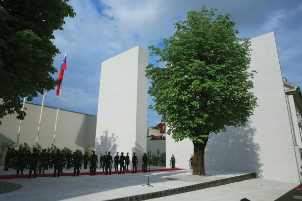 Spomenik žrtvam vseh vojn v Ljubljani je za britanskega zgodovinarja »eden izmed najzanimivejših in najbolj problematičnih spomenikov, kar sem jih kdaj videl«.