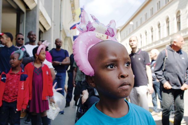  Prosilci za azil na protestu pred stavbo slovenske vlade 