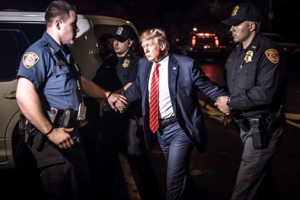 Po spletu je že zaokrožilo nekaj lažnih fotografij aretacije Donalda Trumpa, ki so bile ustvarjene s pomočjo umetne inteligence (AI)