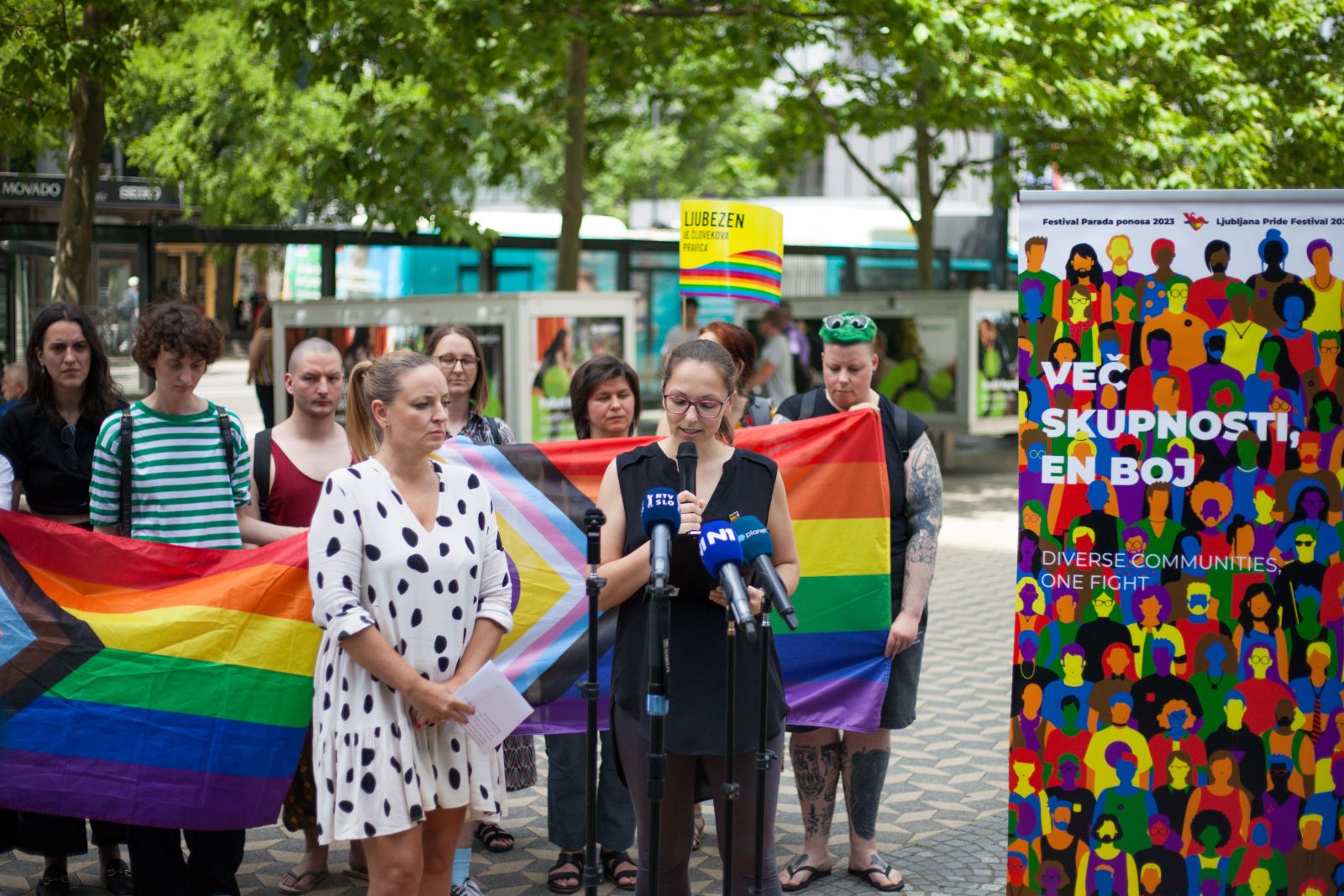 Izjavo društva so danes prebrali na Bavarskem dvoru v Ljubljani, kjer naj bi pred samo povorko prišlo do primera nasilja