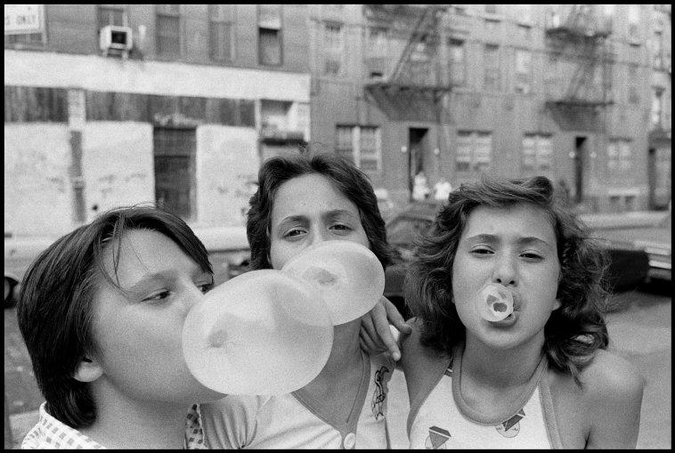 Carol, JoJo in Lisa se družijo na ulici Mott Street, Mala Italija, New York, ZDA, 1976
