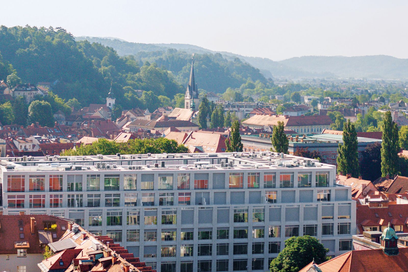 Nova Palača Šumi v Ljubljani nasproti propadajoče Drame
