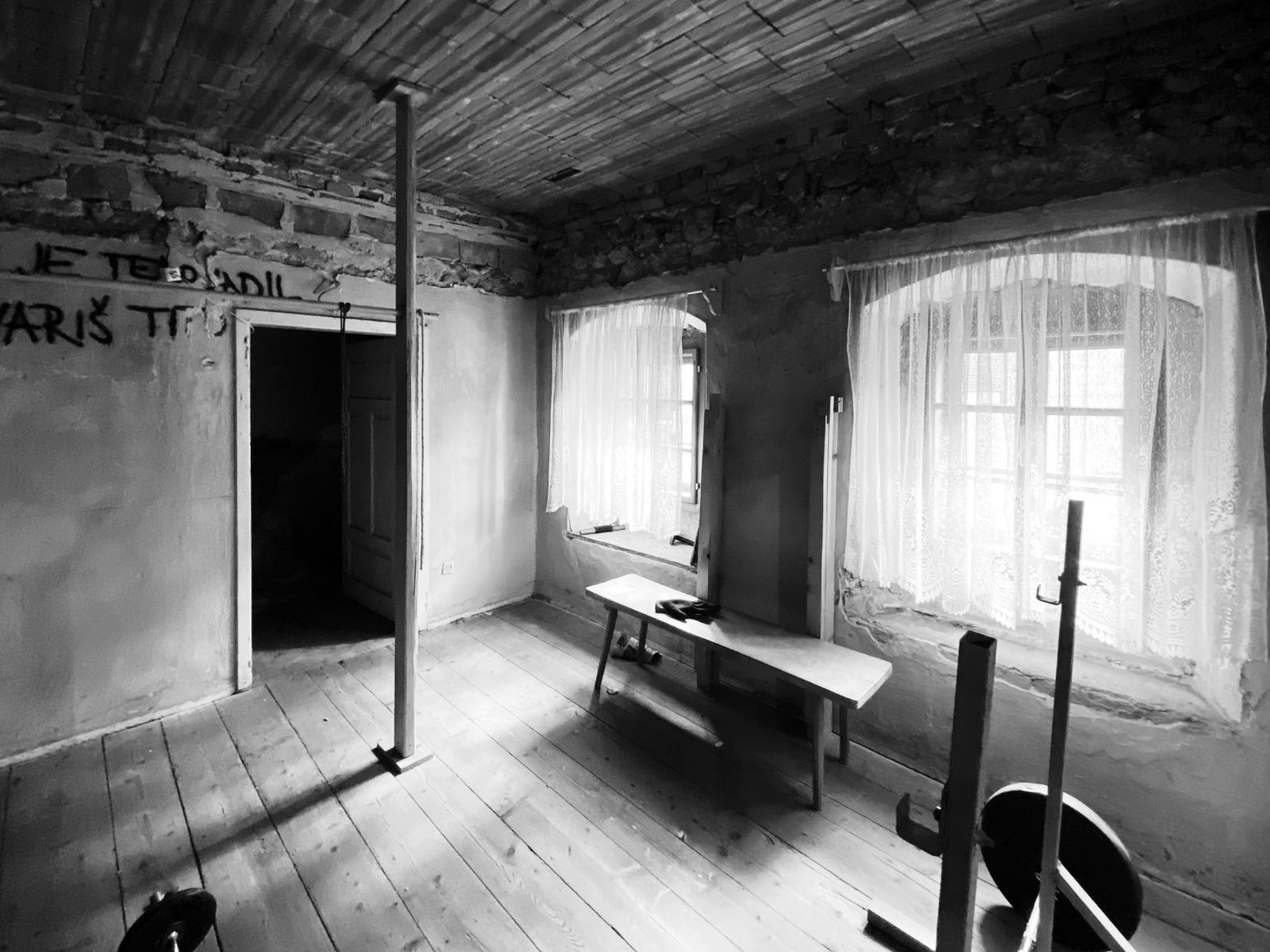 Stanovanje v stari domačiji na Novem trgu v Kamniku pred prenovo