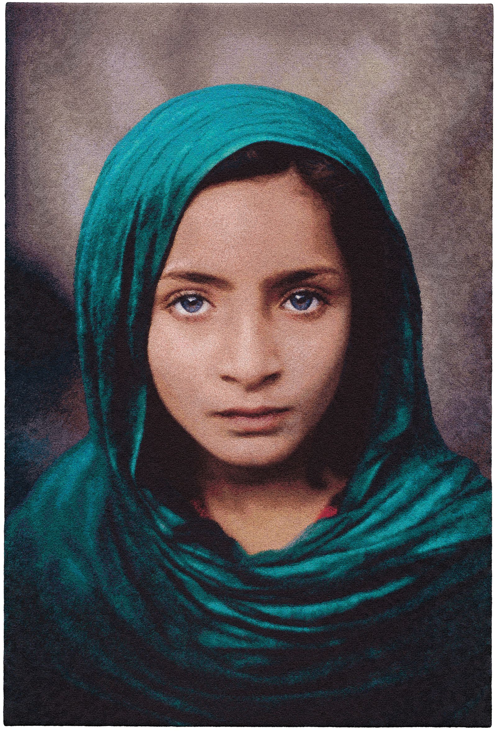 Vezena različica ikonične fotografije Dekle z zelenim šalom, ki jo je mednarodno priznani fotograf Steve McCurry leta 2002 ustvaril v Peševarju.