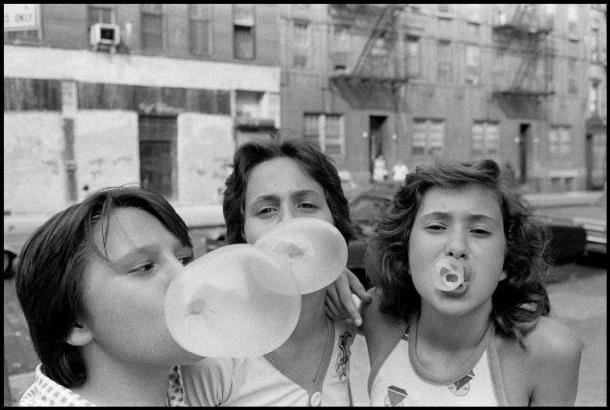  Carol, JoJo in Lisa se družijo na ulici Mott Street, Mala Italija, New York, ZDA, 1976 