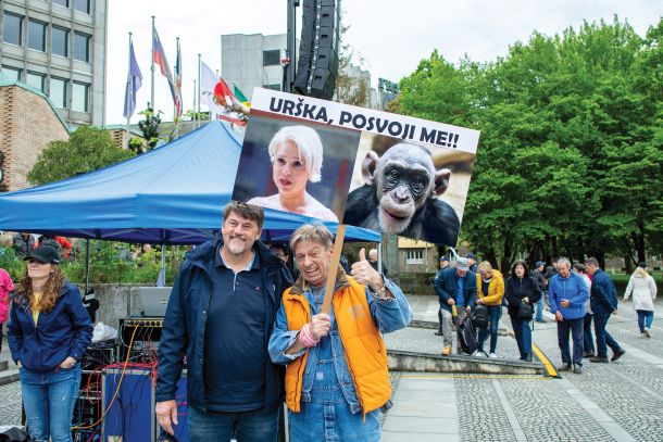 Zvezda televizije Nova24TV Boris Tomašič in dežurni humorist na protestu upokojencev. 3. maj 2023 /