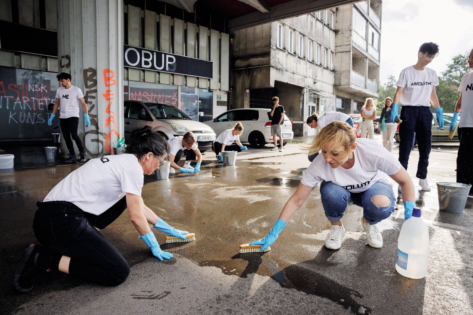 Splash mop: Vergangenheitsbewältigung, Festival performansa 2023, pred Fotopubom, LJ | Luka Dakskobler