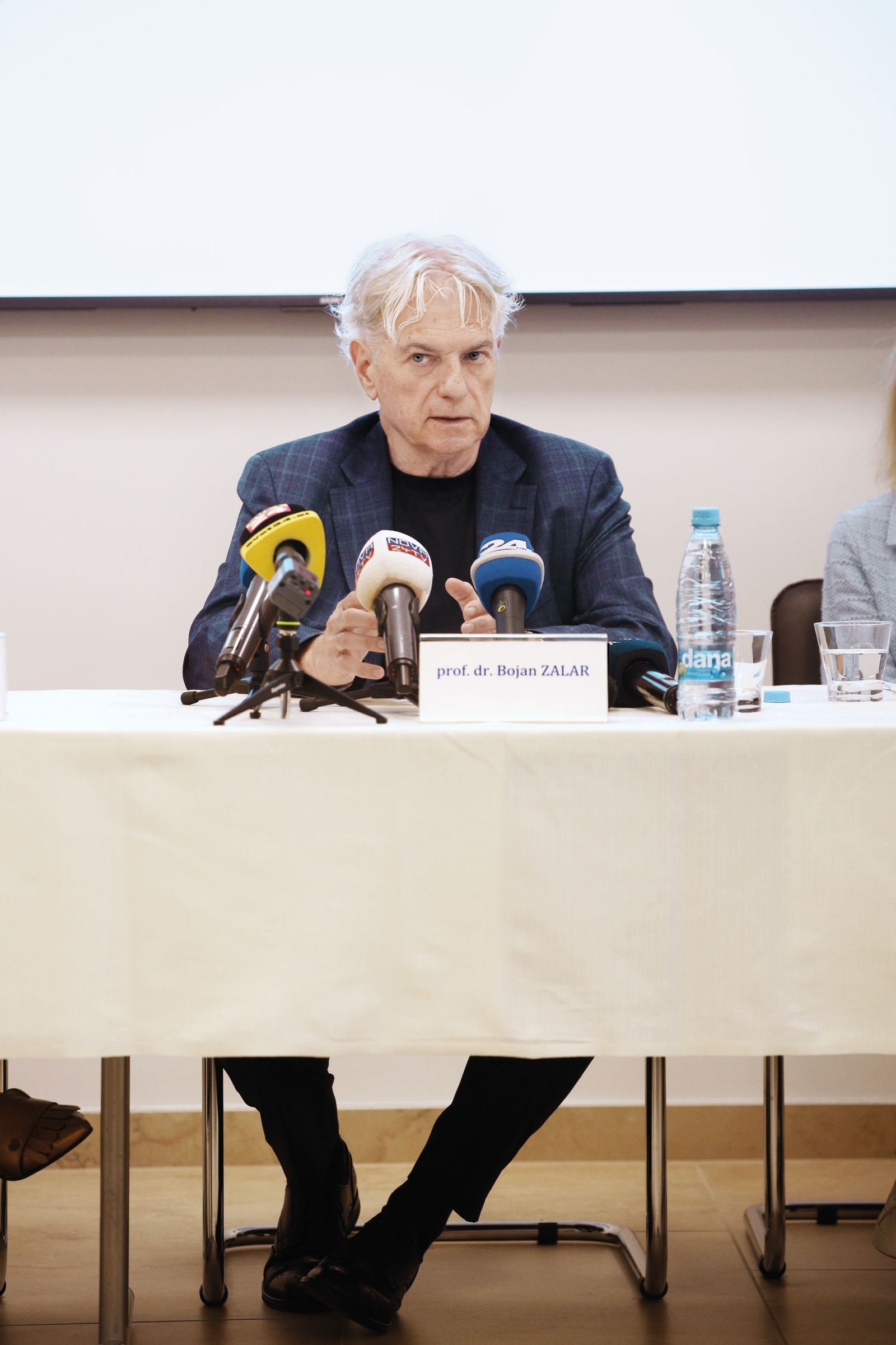 Direktor ljubljanske psihiatrične klinike Bojan Zalar na tiskovni konferenci, na kateri se je odzval na očitke o nasilju nad pacienti in spotoma ženske označil za lažnivke.