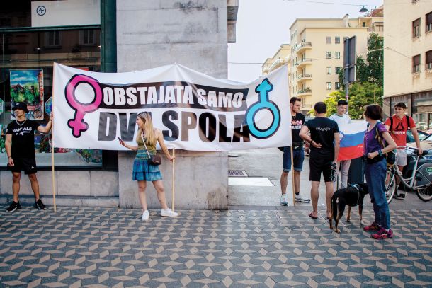 Udeležence povorke so na Slovenski cesti pričakali člani podmladka SDS.