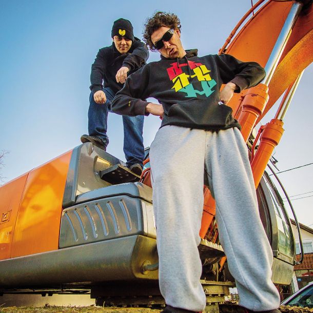 Srbska rap velikana Smoke Mardeljano in Ajs Nigrutin bosta nastopila na festivalu »In memoriam prof. Peter Hafner«.