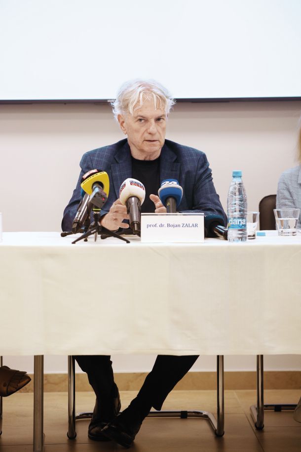 Direktor ljubljanske psihiatrične klinike Bojan Zalar na tiskovni konferenci, na kateri se je odzval na očitke o nasilju nad pacienti in spotoma ženske označil za lažnivke. 
