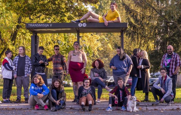 Fotografija transspolnih oseb in njihovih podpornic ter podpornikov, s katero pozivajo k ureditvi pravnega položaja