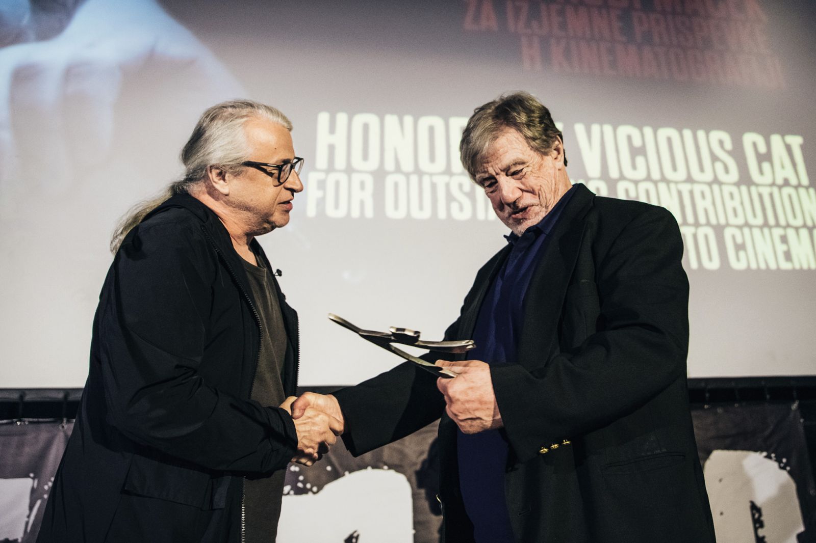 19. Grossmannov festival fantastičnega filma in vina, Ljutomer:Marcel Štefančič vroči Johnu McTiernanu častnega hudega mačka za izjemne prispevke k žanrski kinematografiji / | Špela Jambriško