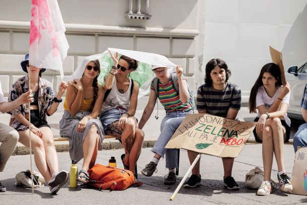 Protest mladih za podnebno pravičnost pred poslopjem slovenske vlade