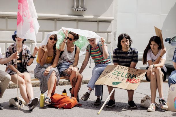 Protest mladih za podnebno pravičnost pred poslopjem slovenske vlade   