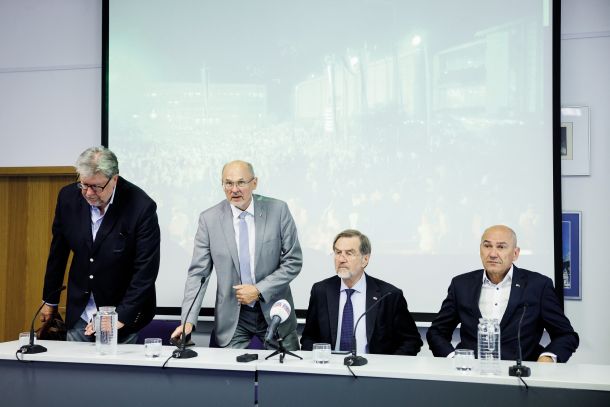 Osamosvojitelji Igor Bavčar, Jelko Kacin, Lojze Peterle in Janez Janša ob zagonu spletne strani Osamosvojitev Slovenije 