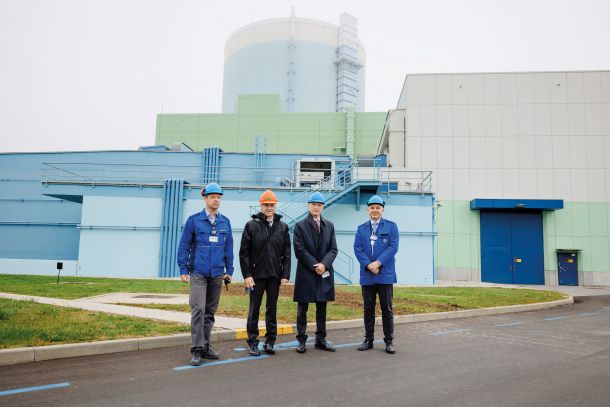 Predsednik vlade Robert Golob je bil ta mesec na obisku v krški jedrski elektrarni (na fotografiji ob lanskem jesenskem obisku). 