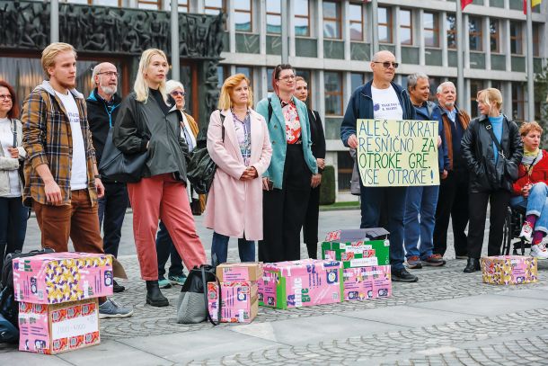 Podpisi za zakon o brezplačnih šolskih kosilih pred stavbo slovenskega parlamenta, tokrat gre resnično za vse otroke