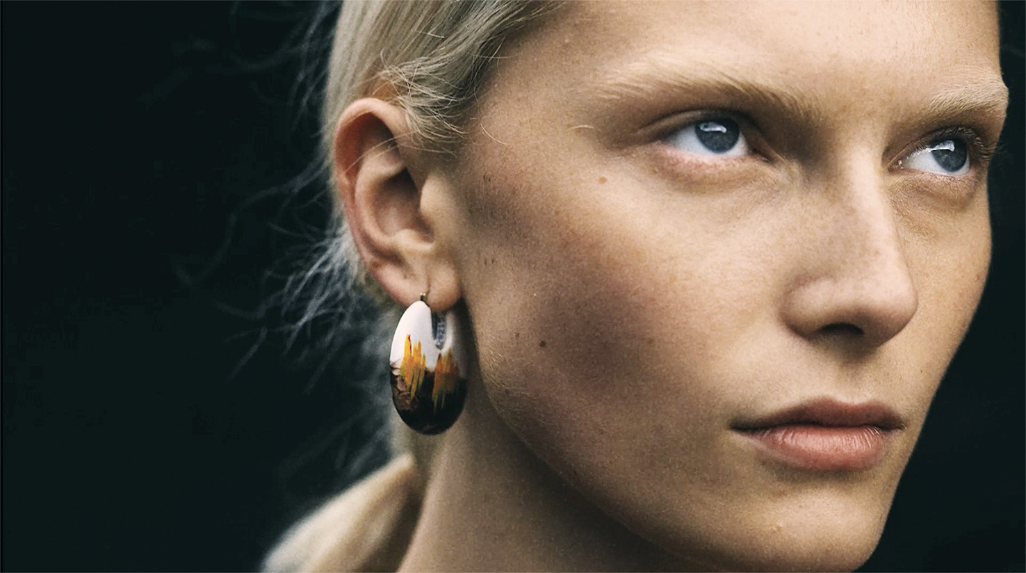 Prizor iz oglasa za modno znamko Chloé: med Vrhovnikovimi naročniki najdemo tudi druga najprestižnejša imena iz sveta visoke mode in luksuzne kozmetike, denimo Balenciaga, Gucci x North Face, Aesop in JW Anderson.
