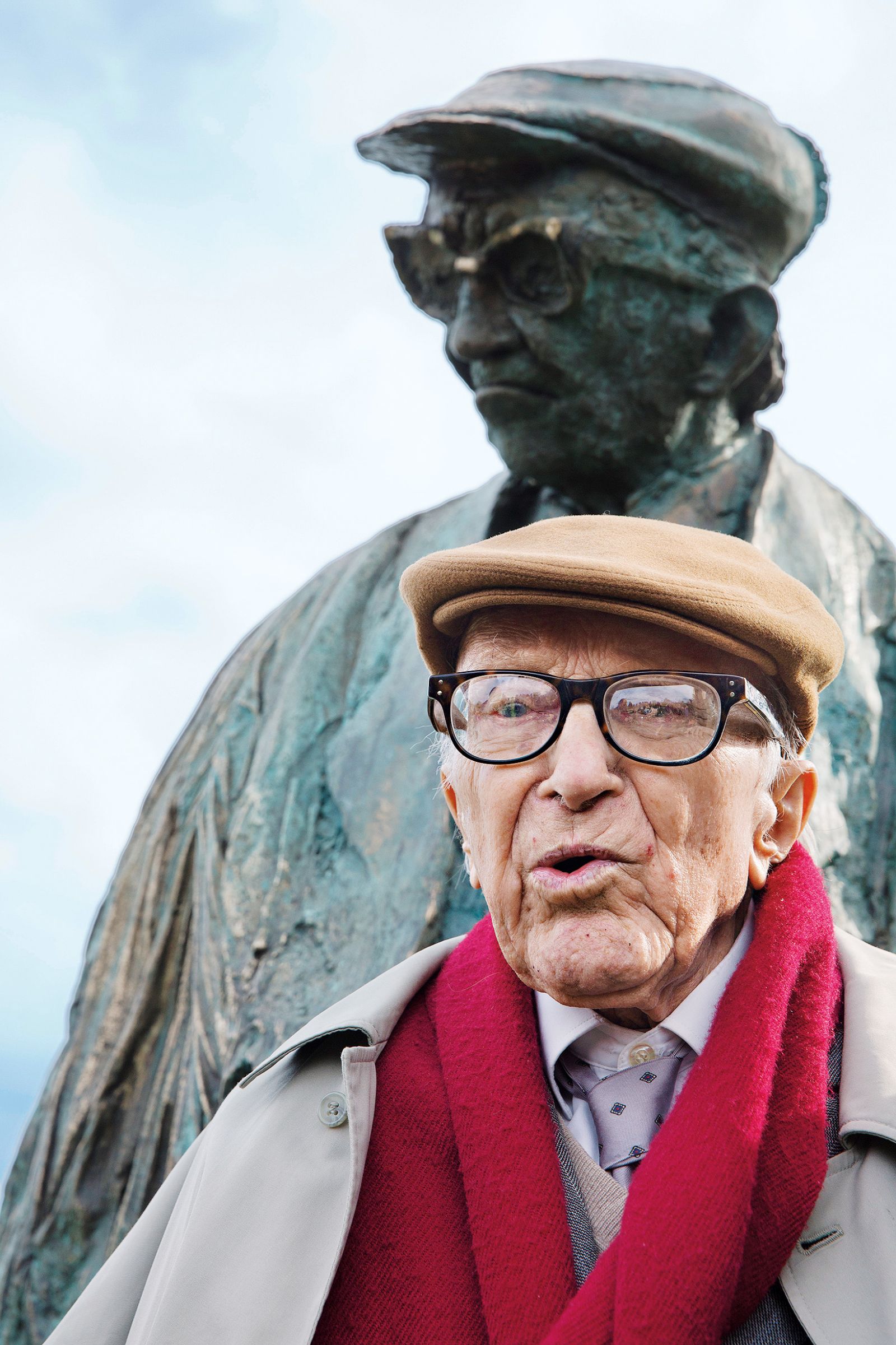 Pisatelj Boris Pahor ob svojem spomeniku leta 2017