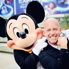 Uradni glas osrednje Disneyjeve maskote Bret Iwan